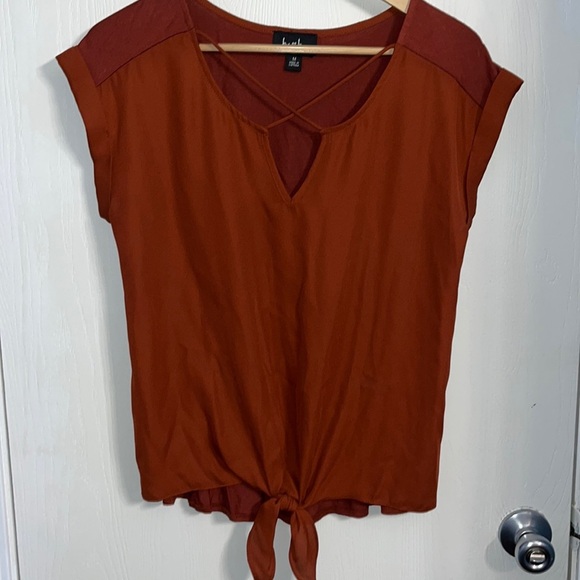 By&By burnt orange top with v neck and x pattern on the front with a tie - Picture 1 of 5